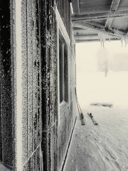 Maison Gelée Dans Brouillard Hiver Domaine Skiable Journée Froide Gel — Photo