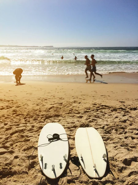 Planches Surf Silhouettes Surfeurs Sur Plage Ensoleillée Océan Photo Mobile — Photo
