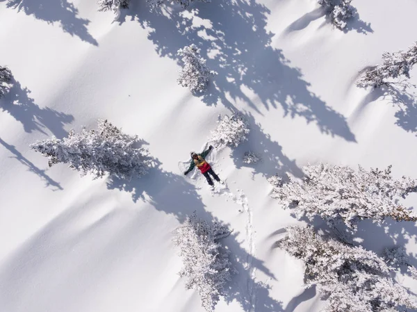 Winterluchtfoto Portret Van Snowboarder Vrouwtje Liggend Schone Sneeuw Tussen Kerstbomen — Stockfoto