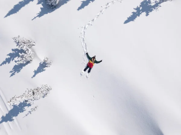 Zimowy Portret Kobiety Snowboardzistki Leżącej Czystym Śniegu Pomiędzy Choinkami Śnieżna — Zdjęcie stockowe