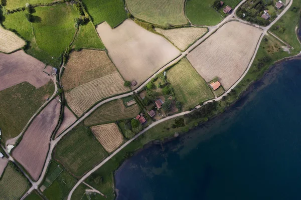 美しい湖 道路や農場のフィールド ヨーロッパ ポルトガルのアゾレス諸島の航空ビュー — ストック写真