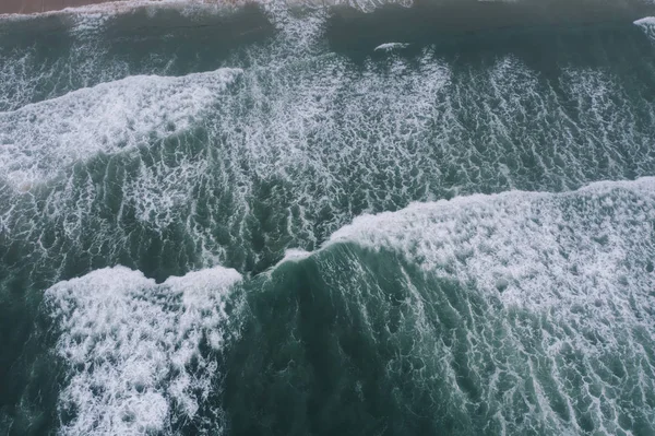 Вид Воздуха Берег Океана Белые Волны Тумане — стоковое фото