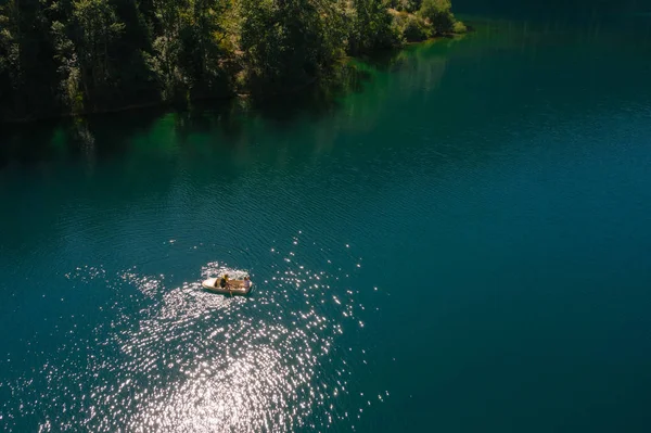 Boat Beautiful Blue Mountain Lake Aerial View Tranquil Landscape Kolsay — Stockfoto