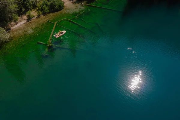 美しい青い山の湖 空中ビュー 静かな風景にボート コルセイカザフスタン — ストック写真