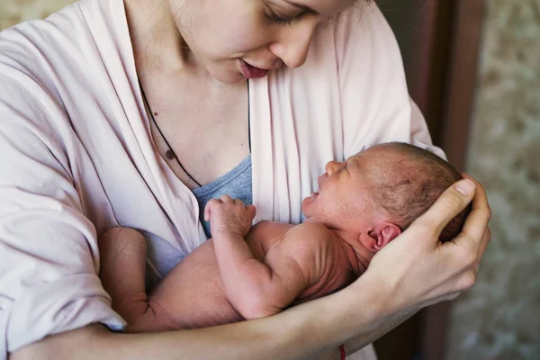 Jovem Mãe Com Bebê Recém Nascido Casa — Fotografia de Stock