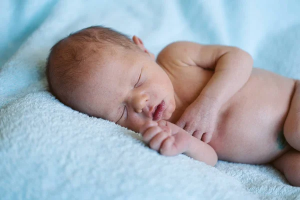 Porträt Eines Neugeborenen Das Auf Dem Bett Schläft — Stockfoto