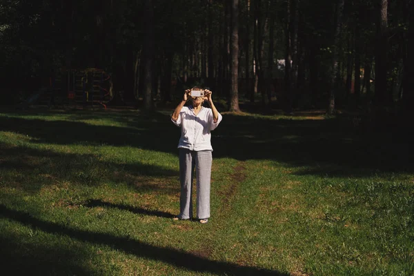 Mulher Idosa Usar Câmera Telefone Celular Livre Ensolarado Parque Verão — Fotografia de Stock