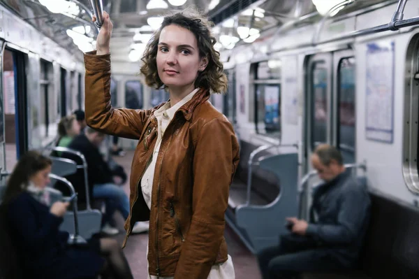 Mladá Žena Stojící Vlaku Metra — Stock fotografie