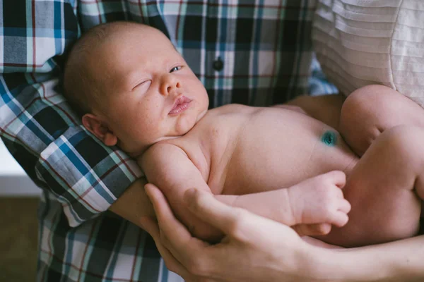 Close Portret Van Weinig Pasgeboren Baby Jongen Ouders Handen — Stockfoto