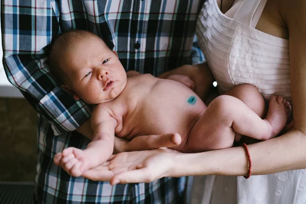 Close Portret Van Weinig Pasgeboren Baby Jongen Ouders Handen — Stockfoto