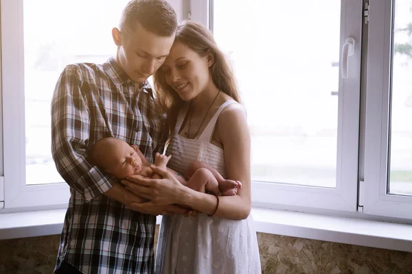 Pequeño Bebé Recién Nacido Las Manos Los Padres Casa Juntos —  Fotos de Stock