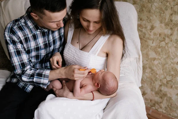 Jeunes Parents Essayant Donner Des Médicaments Petit Nouveau — Photo