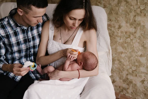 Jeunes Parents Essayant Donner Des Médicaments Petit Nouveau — Photo