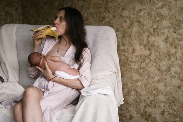 Junge Mutter Hält Und Füttert Kleines Neugeborenes Isst Hause Banane — Stockfoto