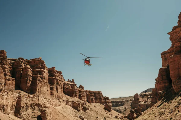 Helicóptero Voando Acima Charyn Canyon Paisagem Cazaquistão — Fotografia de Stock