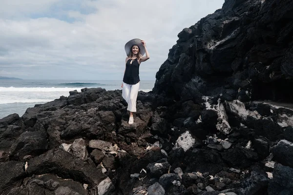 Femme Portant Grand Chapeau Marchant Sur Rivage Noir Sur Île — Photo