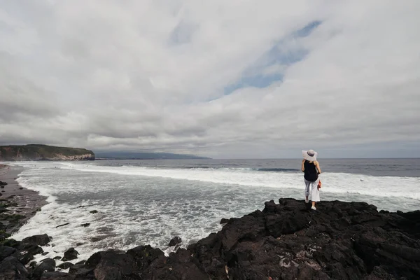 Mujer Con Sombrero Grande Caminando Costa Negra Isla Azores — Foto de Stock