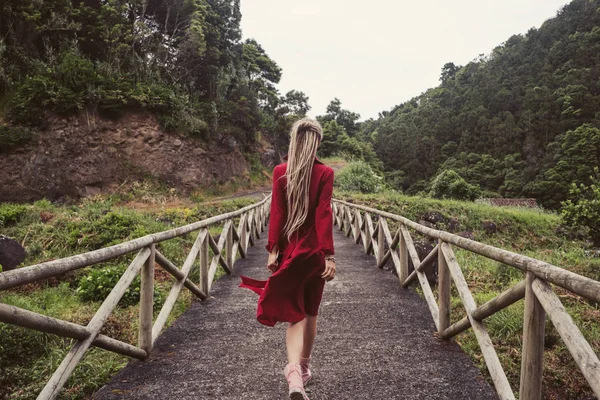 Mujer Vistiendo Vestido Rojo Rastas Caminando Selva Tropical Cruzando Puente — Foto de Stock