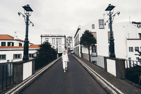 Mujer Viajando Isla Azores Caminando Ciudad Con Edificios Blancos —  Fotos de Stock