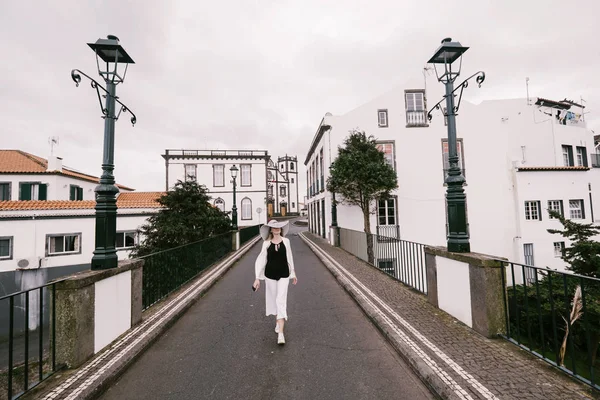 Mulher Usando Chapéu Branco Viajando Ilha Dos Açores Andando Cidade — Fotografia de Stock