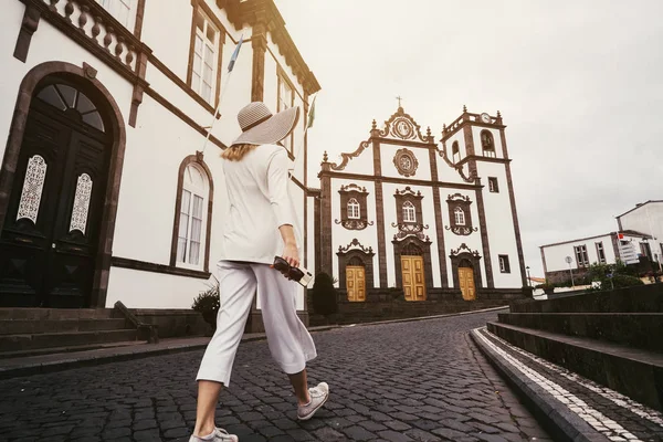 Mujer Viajando Isla Azores Caminando Ciudad Con Edificios Blancos — Foto de Stock
