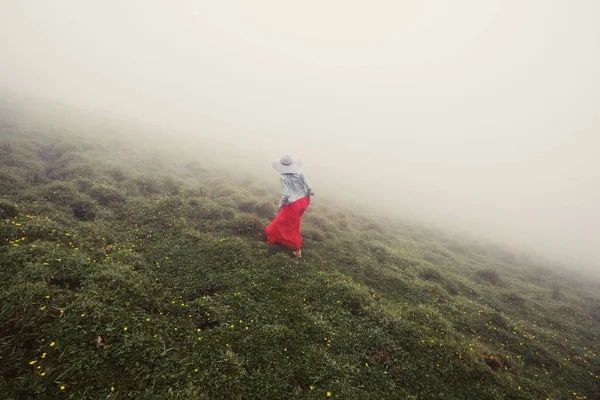 Frau Mit Rotem Kleid Und Weißem Hut Wandert Nebelbergen — Stockfoto