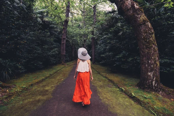 Frau Mit Rotem Kleid Und Weißem Hut Spaziert Tropischen Dschungel — Stockfoto