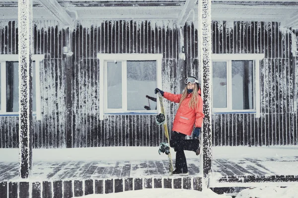Kvinna Snowboardåkare Bär Långa Dreadlocks Sittplatser Och Vila Med Snowboard — Stockfoto