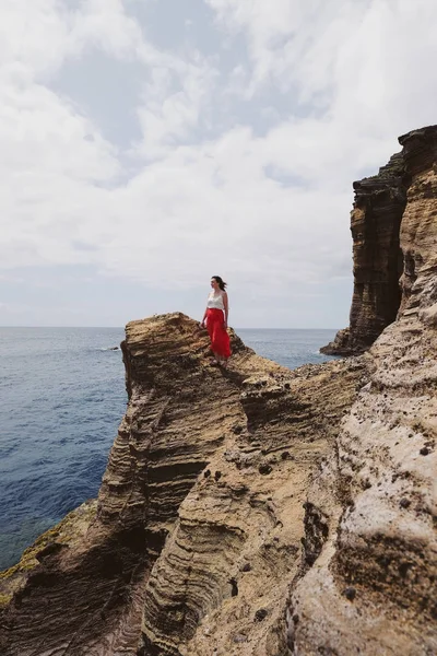 Mujer Maravillosa Vistiendo Vestido Rojo Sombrero Pie Acantilado Vista Increíble — Foto de Stock