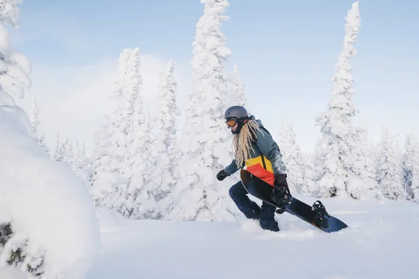 Kvinnlig Snowboardåkare Med Långa Dreadlocks Och Ratsa Hoody Promenader Mellan — Stockfoto