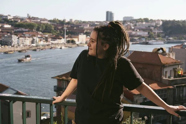 年轻的女性穿着可怕的长发站在室外 俯瞰着欧洲的河流 — 图库照片