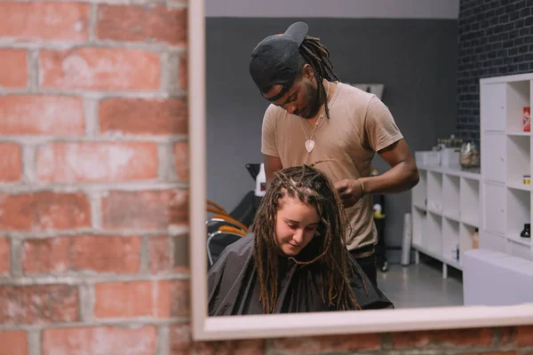 African Master Hairdresser Making Dreadlocks Young Woman Hair Salon — Stock Photo, Image