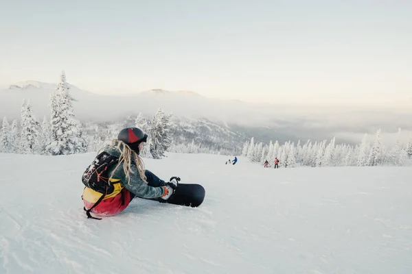 Kvinnlig Snowboardåkare Freerider Sitter Toppen Berget Fästa Sina Stövlar Ombord — Stockfoto