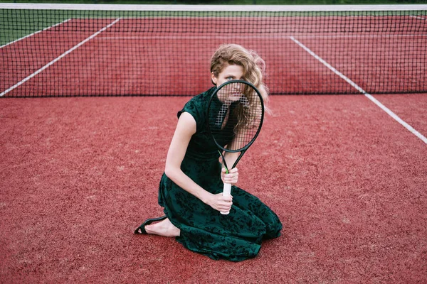 Lyxig Glamour Mode Kvinna Tennisbana Håller Racket Och Poserar Som — Stockfoto