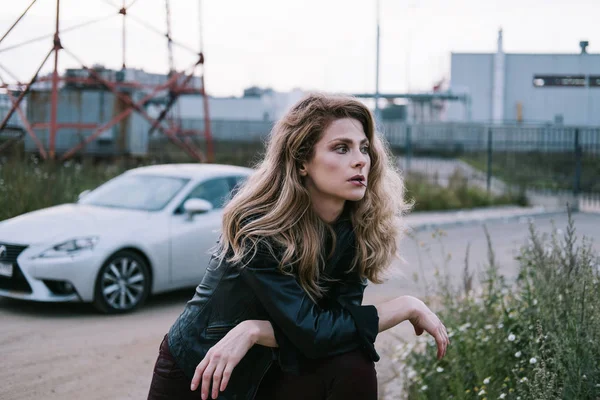 Mooie Vrouw Reizen Met Auto Dragen Lederen Jas Buiten Staan — Stockfoto