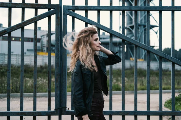 Beautiful Female Wearing Leather Jacket Standing Outdoor Iron Fence Industrial — Stock Photo, Image