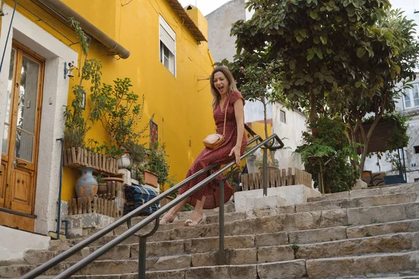 Jovem Mulher Viajante Vestindo Vestido Vermelho Longo Andando Nas Ruas — Fotografia de Stock