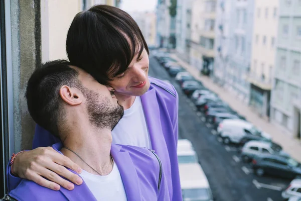Šťastný Gay Pár Stojící Spolu Balkóně Pohled Evropské Ulice Pozadí — Stock fotografie