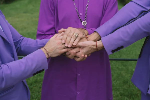 Mâinile Partenerilor Ceremonia Nunţii Cuplu Gay Culori Violet — Fotografie, imagine de stoc