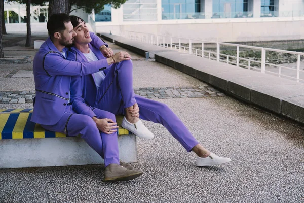 Romantiskt Homosexuella Par Bär Lila Färg Kostymer Sittande Utomhus Havet — Stockfoto