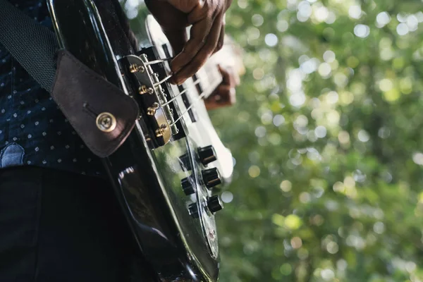 Portret Afrykańskiego Gitarzysty Basowego Świeżym Powietrzu — Zdjęcie stockowe