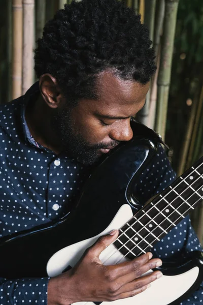 Porträt Des Afrikanischen Musikers Bassgitarrist Freien Natürlicher Bambushintergrund — Stockfoto
