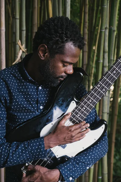 Porträt Des Afrikanischen Musikers Bassgitarrist Freien Natürlicher Bambushintergrund — Stockfoto