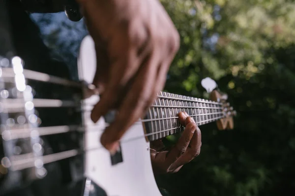 Açık Havada Afrikalı Müzisyen Bas Gitarist Portresi — Stok fotoğraf