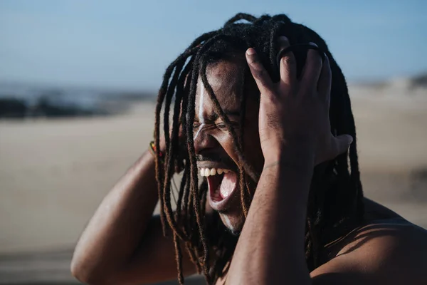 Utomhus Emotionell Mode Porträtt Skrikande Afrikansk Man Bär Långa Dreadlocks — Stockfoto