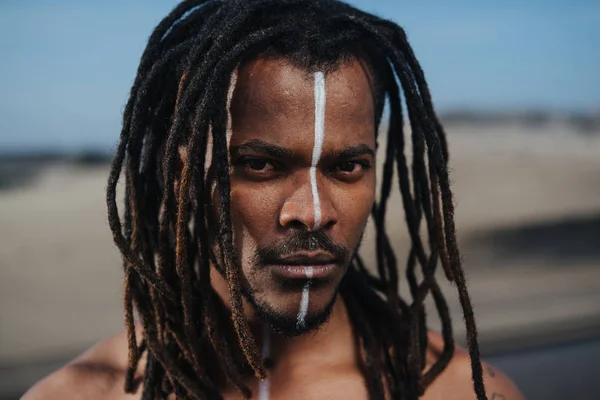 Emotionales Modeporträt Eines Afrikanischen Mannes Mit Langen Dreadlocks Und Ausgefallenem — Stockfoto