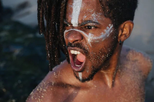 Livre Emocional Assustador Moda Retrato Homem Africano Gritando Vestindo Longos — Fotografia de Stock