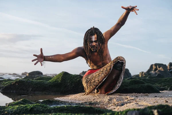 Livre Emocional Assustador Moda Retrato Homem Africano Vestindo Longos Dreadlocks — Fotografia de Stock