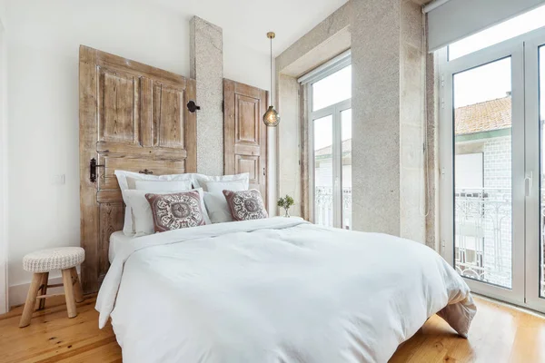 Beyaz Modern Tasarım Çift Yataklı Ahşap Kapılı Bir Daire — Stok fotoğraf