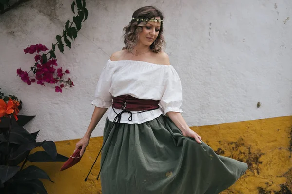 Portrét Ženy Oblečené Středověkém Evropském Oblečení Pro Služky Venku Festival — Stock fotografie